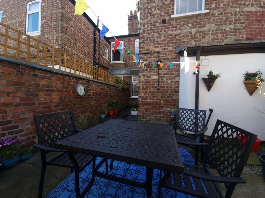 Gorgeous Edwardian Terrace In Old Trafford Villa แมนเชสเตอร์ ภายนอก รูปภาพ